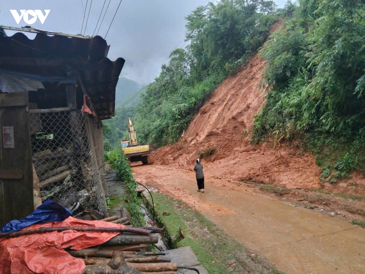 lao cai khan truong khac phuc thiet hai do mua lon, bao dam an toan vung nguy co hinh anh 1