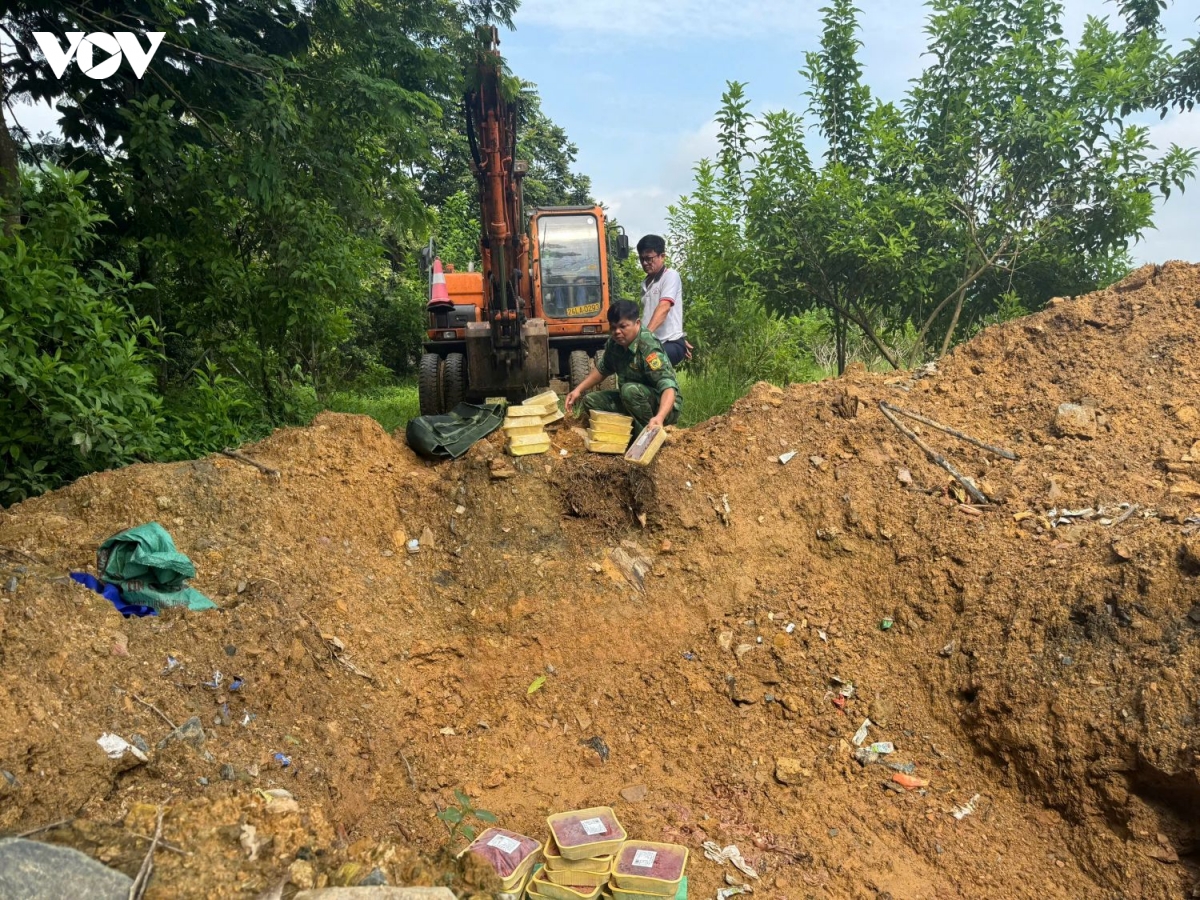 lao cai bat giu 2 vu van chuyen lau tom hum dat, boc mui hu hong hinh anh 3