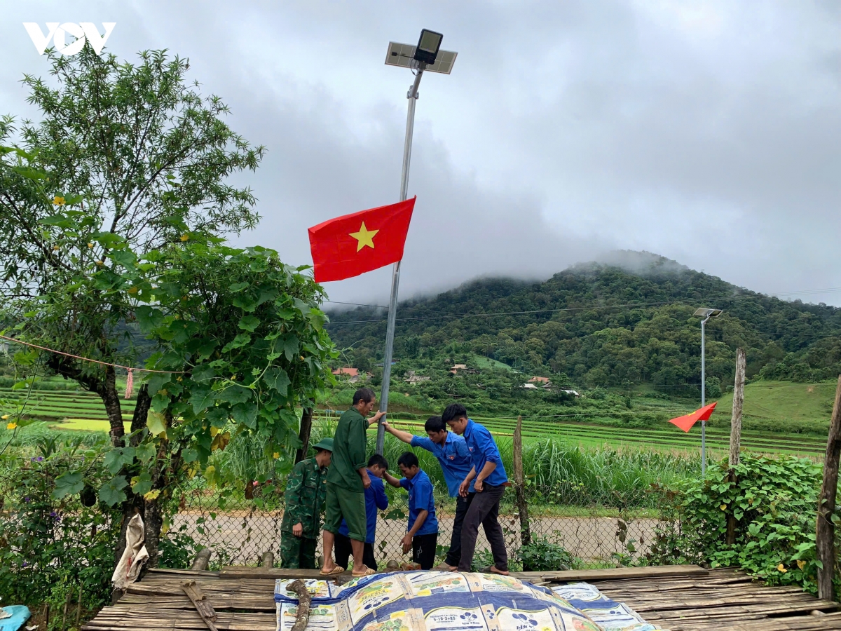 hon 5.000 bong den thap sang tuyen duong bien gioi son la hinh anh 1