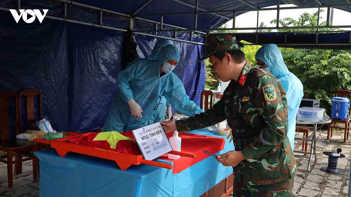 lay mau hai cot liet si tai nghia trang liet si tinh bien, an giang hinh anh 2