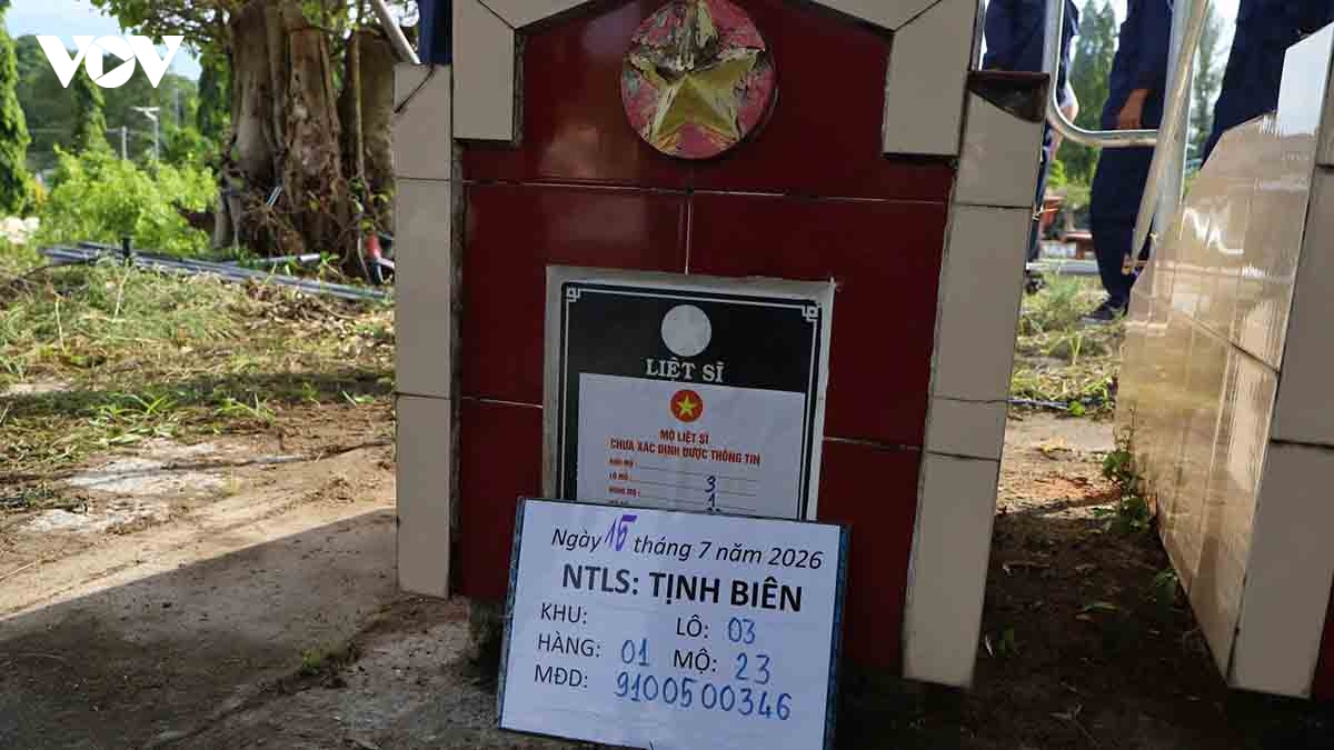 lay mau hai cot liet si tai nghia trang liet si tinh bien, an giang hinh anh 3