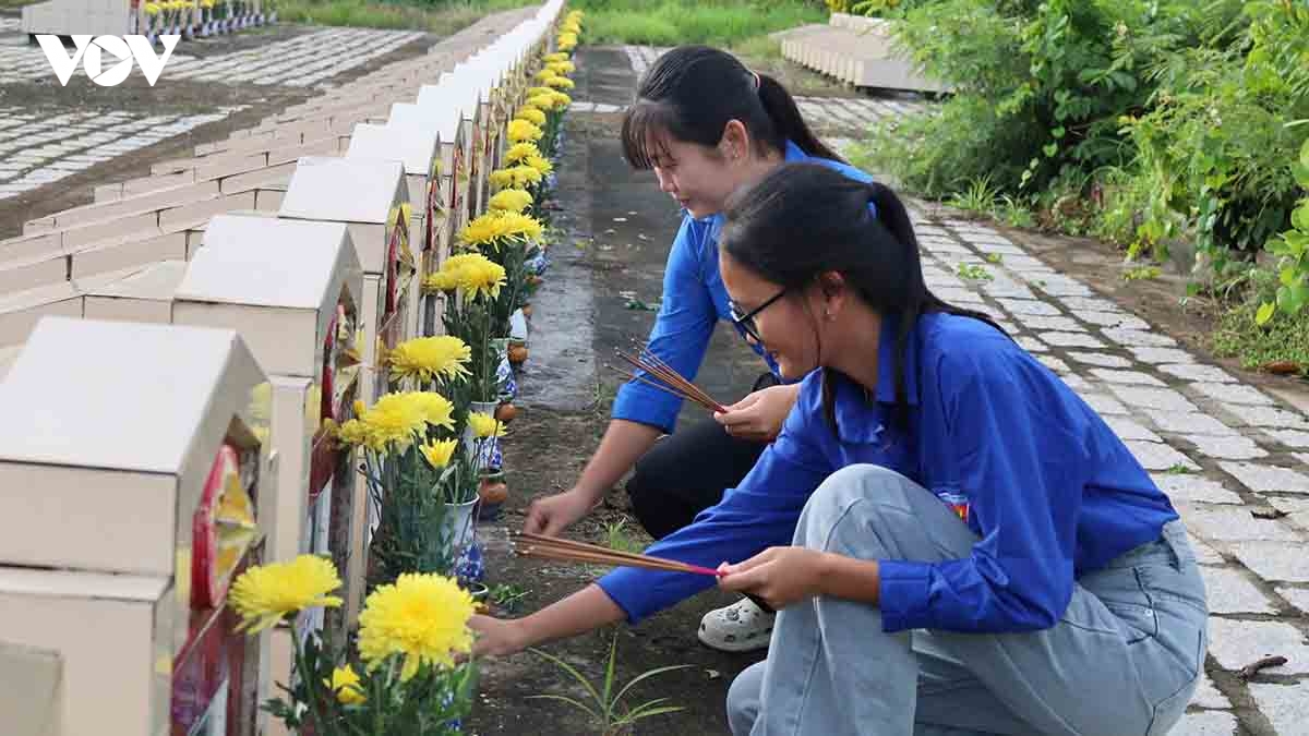 lay mau hai cot liet si tai nghia trang liet si tinh bien, an giang hinh anh 5