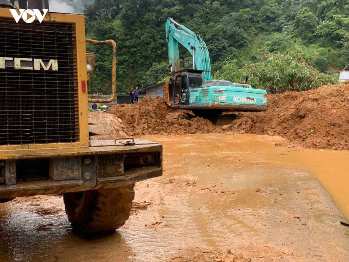 quoc lo 32 doan qua khao mang lao cai thong xe tro lai sau sat lo hinh anh 1