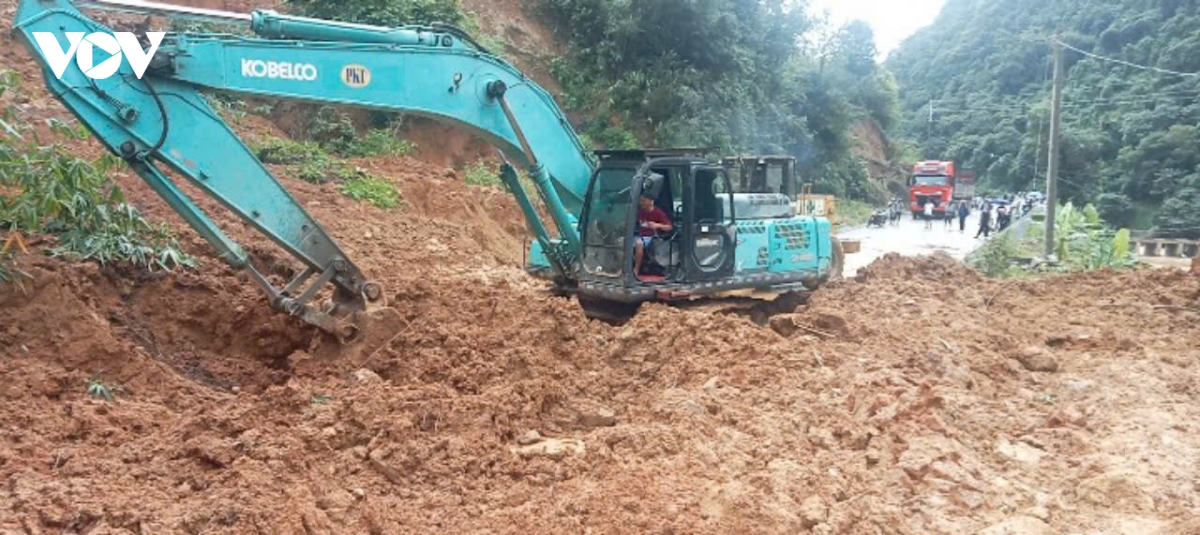 quoc lo 32 doan qua khao mang lao cai thong xe tro lai sau sat lo hinh anh 2