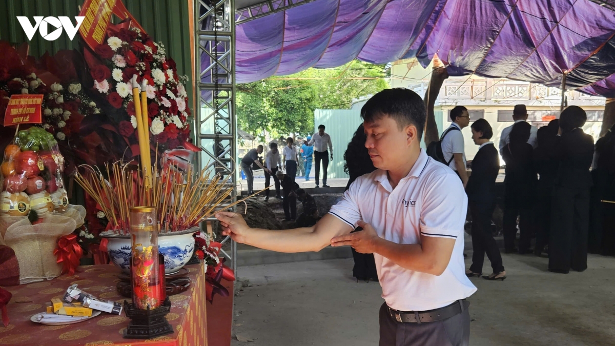 Dong dao nguoi dan tp.hcm den tri an liet si tai cong vien le thi rieng hinh anh 1
