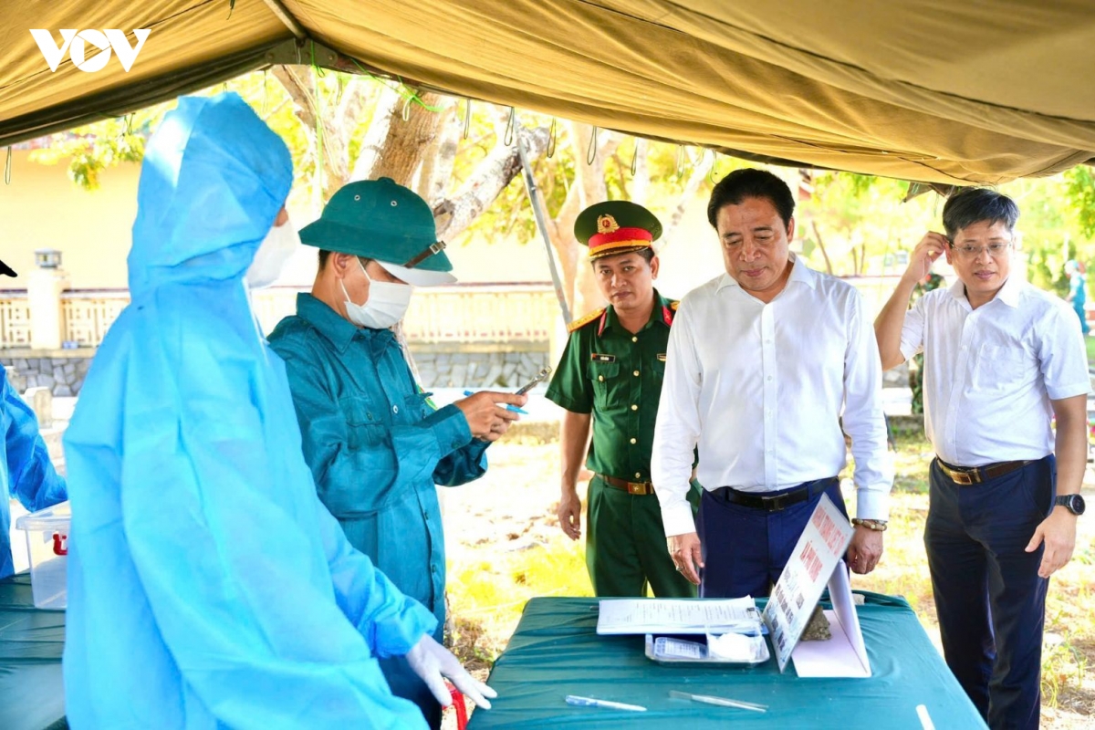 phat hien but khac ten nguyen duy nam chon cung hai cot liet si tai hue hinh anh 2