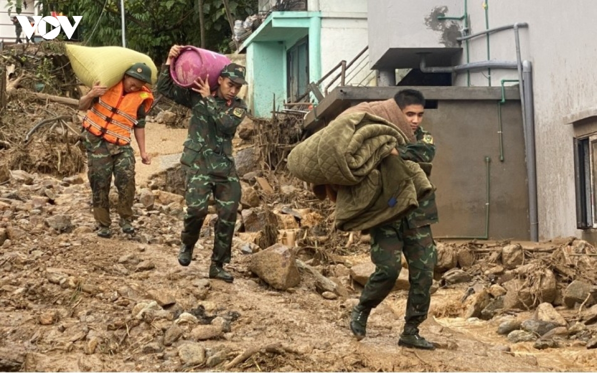 local-authorities-and-functional-forces-help-residents-in-flood-hit-areas-move-their-property-to-safe-places.jpg