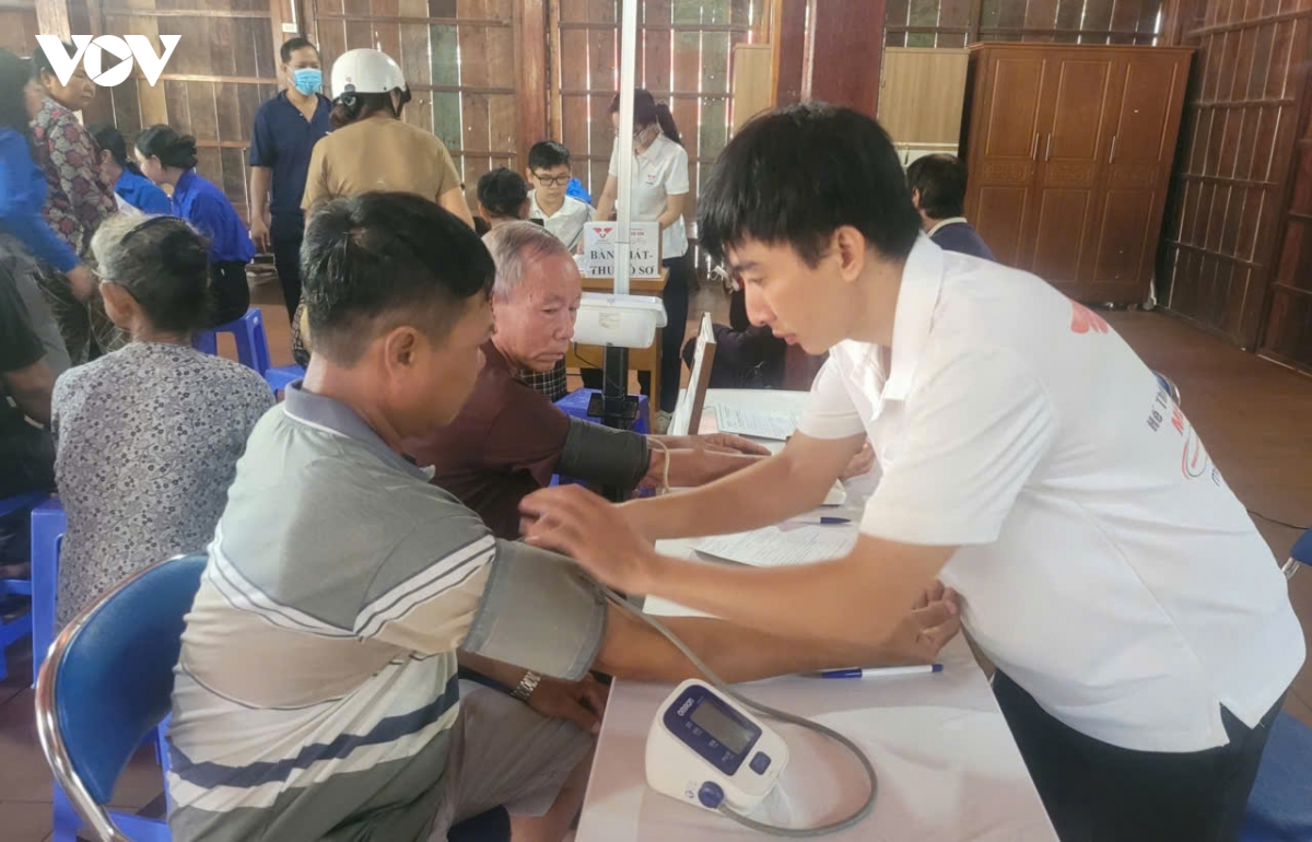 Xã đảo Long Sơn tăng tốc để sớm về đích việc khám sức khoẻ toàn dân