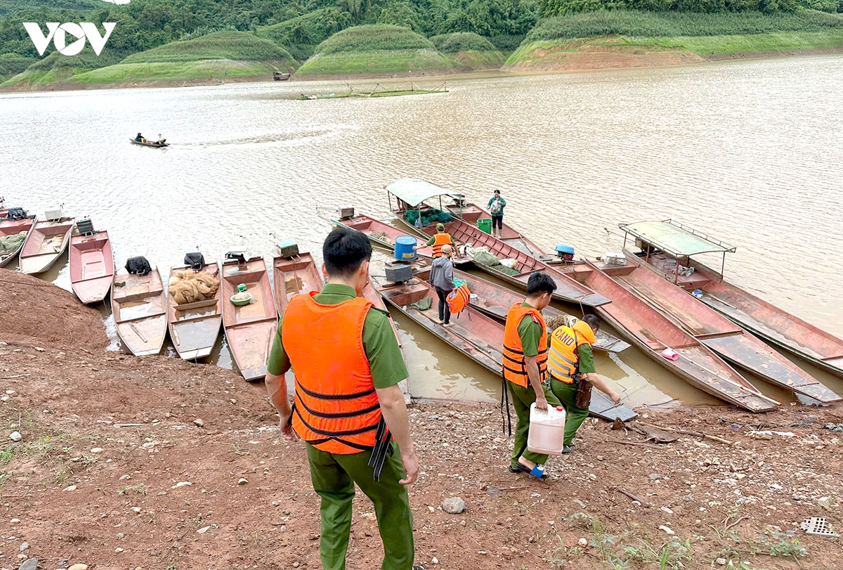 khan truong tim kiem nguoi bi lu cuon o nam ma, lai chau hinh anh 2