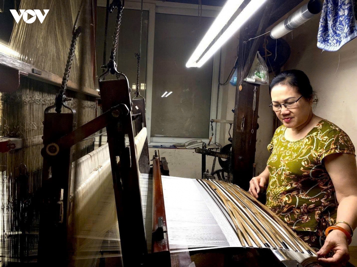 nu nghe nhan danh ca doi giu nghe det lua van phuc, ha noi hinh anh 1