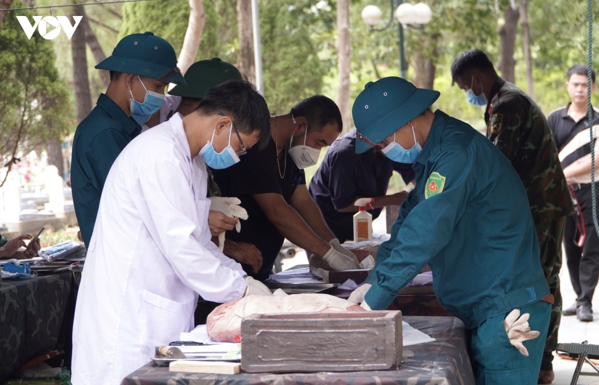 tim ten anh giua hang nghin mo liet si chua xac dinh duoc thong tin hinh anh 8