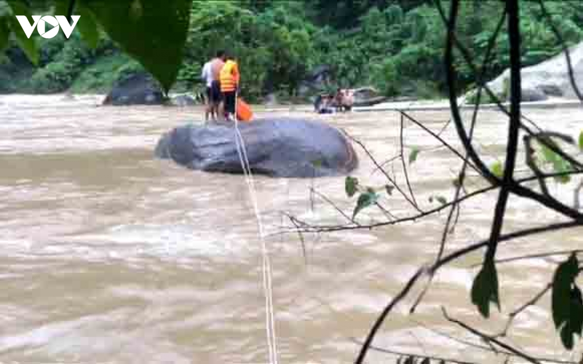 bo doi bien phong lai chau cuu thanh cong 3 nguoi mac ket giua dong lu hinh anh 2