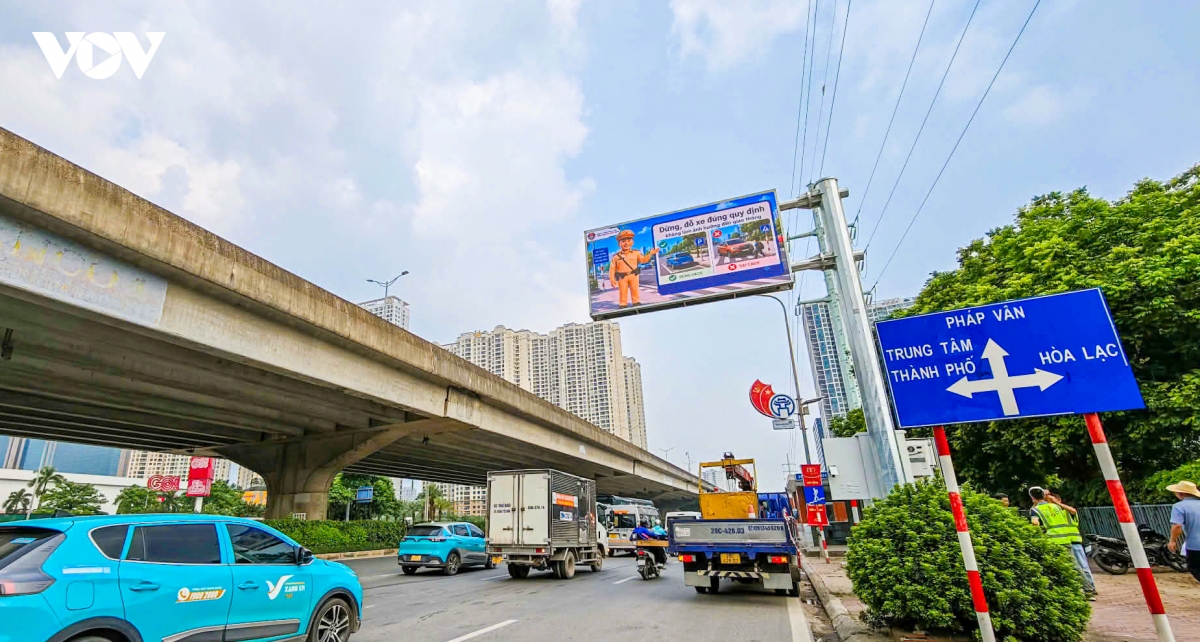 ha noi van hanh 36 man hinh led giao thong giup tai xe chu dong ne tac duong hinh anh 2