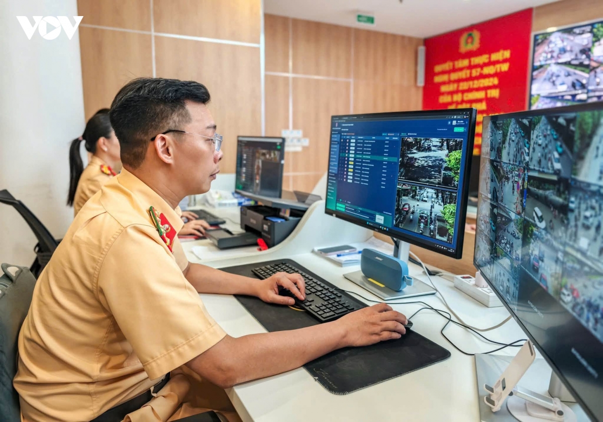 ha noi van hanh 36 man hinh led giao thong giup tai xe chu dong ne tac duong hinh anh 7
