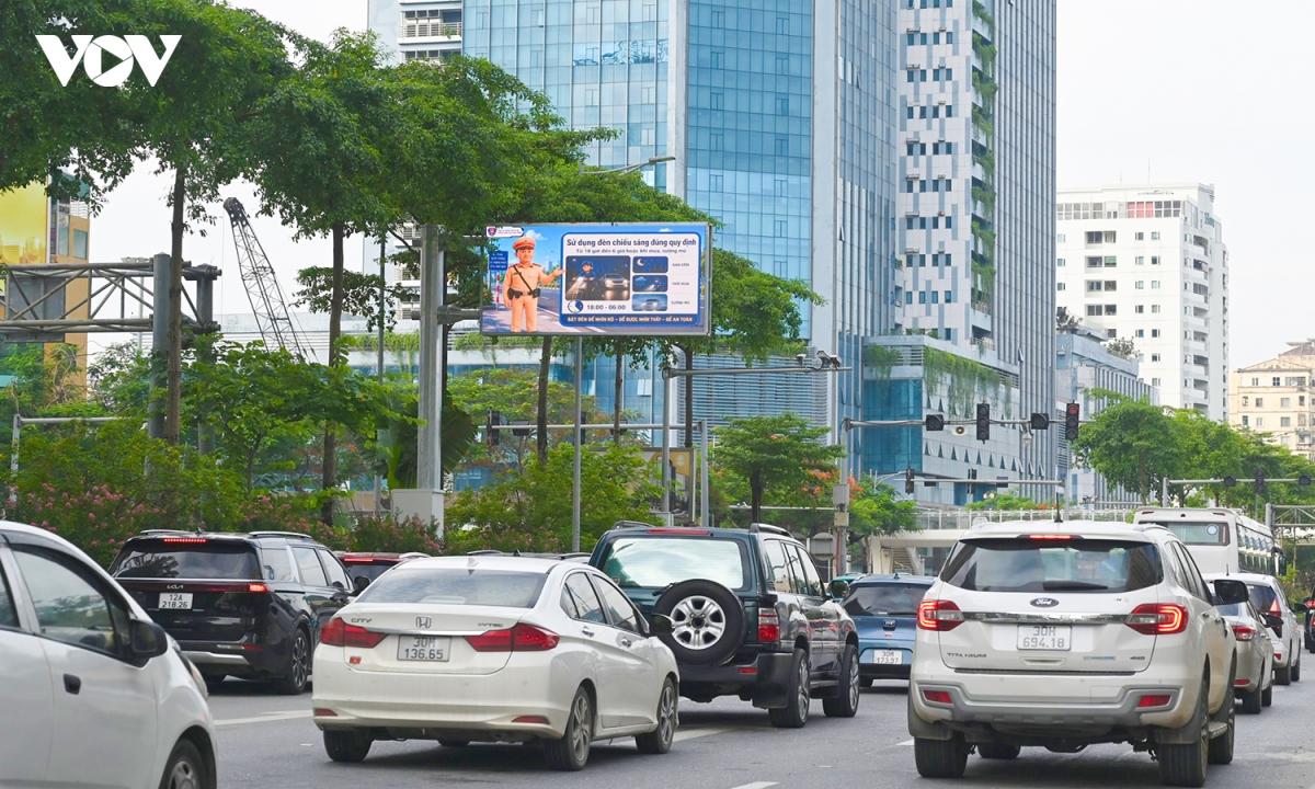 ha noi van hanh 36 man hinh led giao thong giup tai xe chu dong ne tac duong hinh anh 4