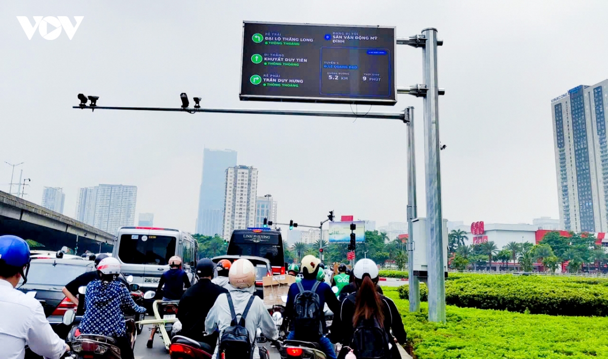 ha noi day manh giao thong thong minh ai du bao un tac, led canh bao 24 24h hinh anh 2