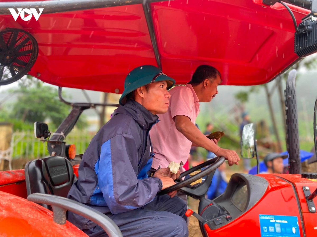 nguoi nong dan va chiec may cay khong nghi giua tam lu muong than hinh anh 2