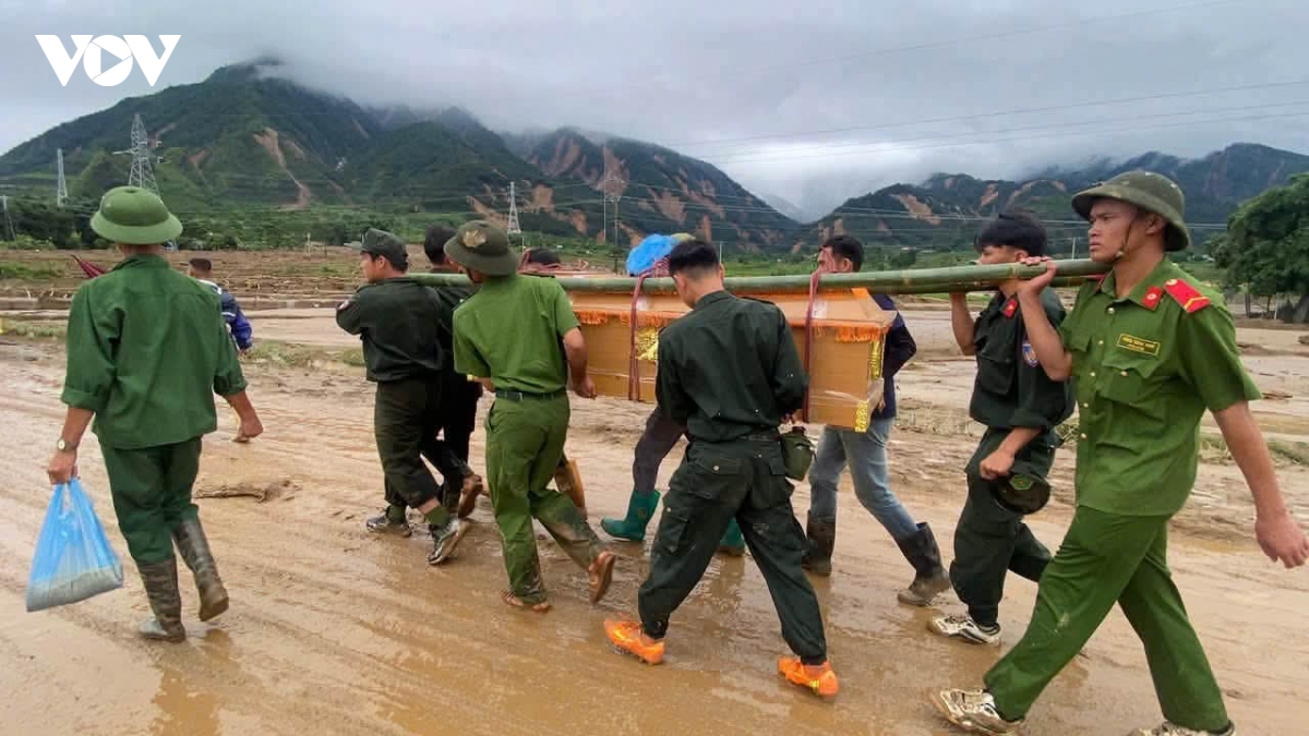 nguoi nong dan va chiec may cay khong nghi giua tam lu muong than hinh anh 5