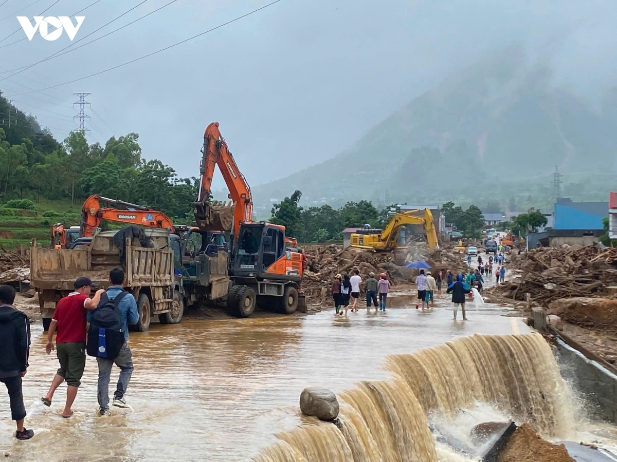 nguoi nong dan va chiec may cay khong nghi giua tam lu muong than hinh anh 3
