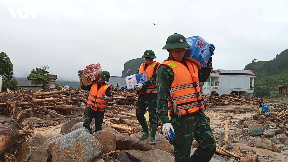 nguoi nong dan va chiec may cay khong nghi giua tam lu muong than hinh anh 4