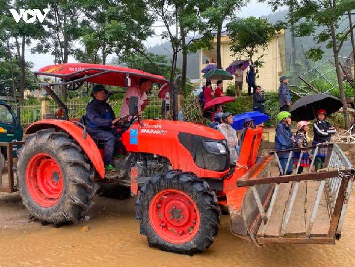 nguoi nong dan va chiec may cay khong nghi giua tam lu muong than hinh anh 1