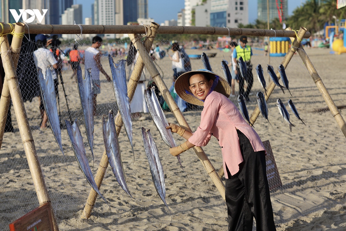 trai nghiem Don nhip cho ca binh minh tai bai bien man thai, Da nang hinh anh 10