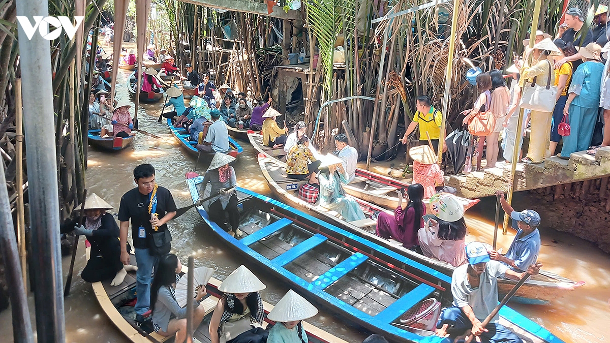 Dong thap nguoi lam du lich con thoi son van chat vat muu sinh hinh anh 2