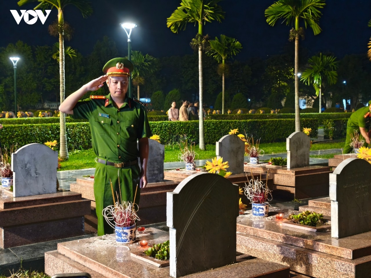 moi-ngon-nen-duoc-thap-len-khong-chi-la-loi-tri-an-doi-voi-su-hy-sinh-to-lon-cua-cac-the-he-cha-anh.jpg