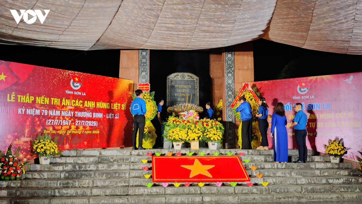 hon 200 thanh nien tri an anh hung liet si tai nghia trang liet si nha tu son la hinh anh 3