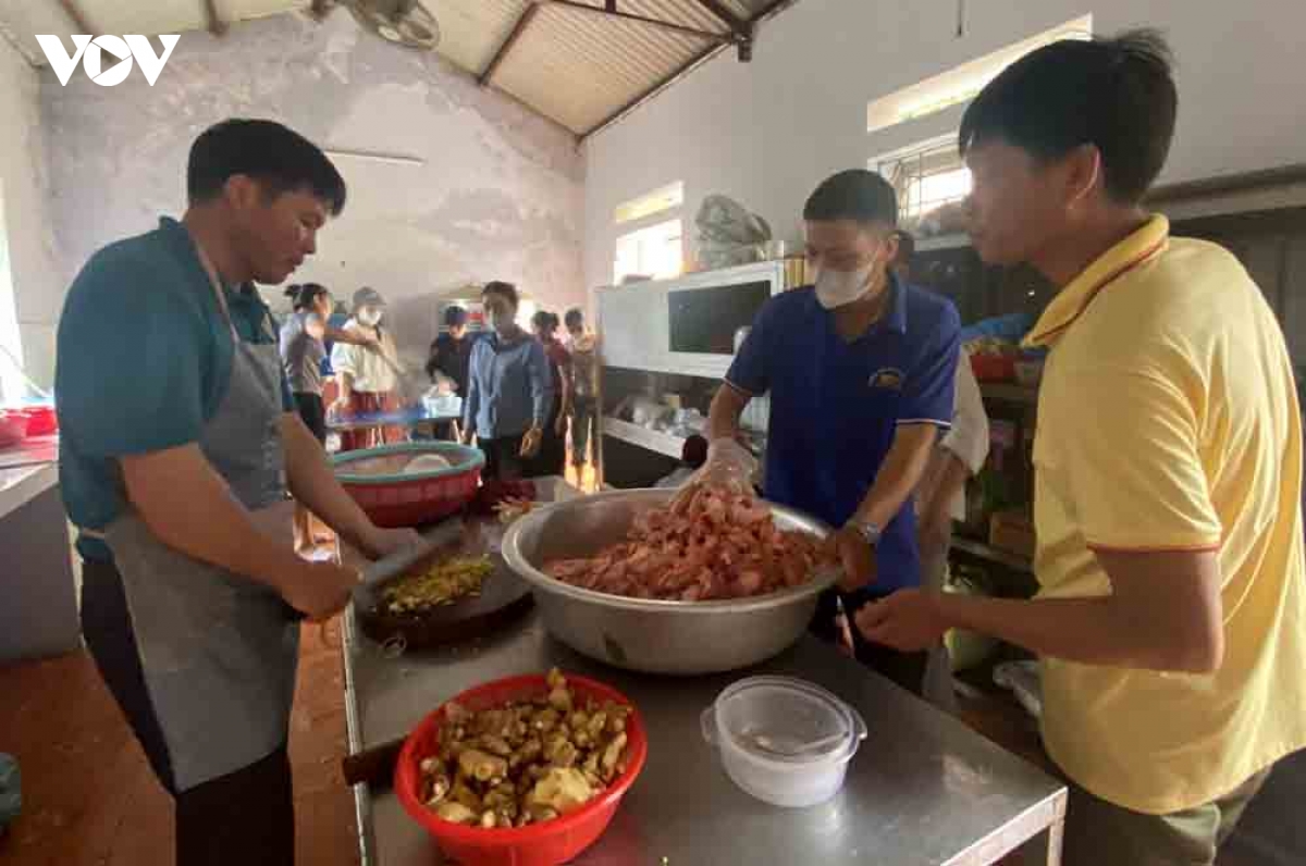 moi-nguoi-mot-viec-tat-ca-deu-mong-nguoi-dan-vung-lu-co-duoc-nhung-bua-com-du-day-giua-luc-hoan-nan.jpg