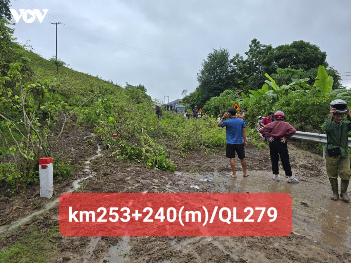 Da tu taluy duong lan xuong duong de bep dau o to, 1 nguoi bi thuong o son la hinh anh 1