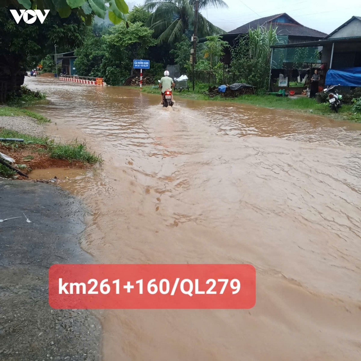 Da tu taluy duong lan xuong duong de bep dau o to, 1 nguoi bi thuong o son la hinh anh 2