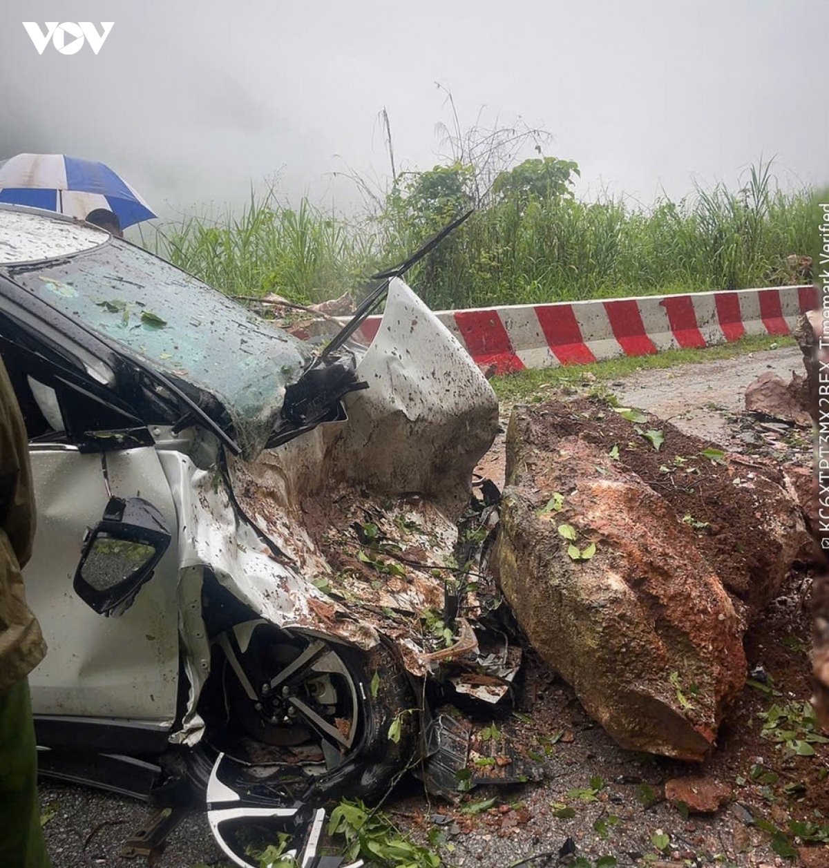 Da tu taluy duong lan xuong duong de bep dau o to, 1 nguoi bi thuong o son la hinh anh 4