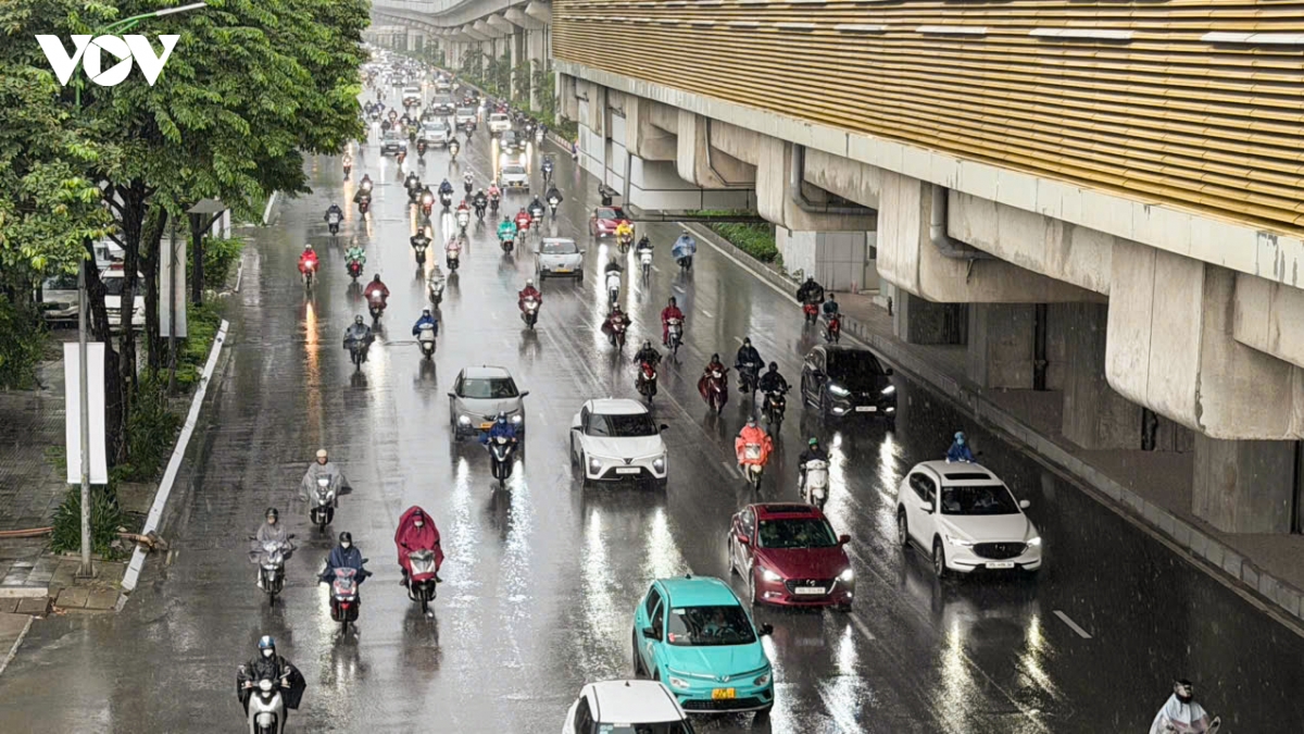 nhieu tuyen duong ha noi bi un tac do mua lon dung gio cao diem sang hinh anh 6