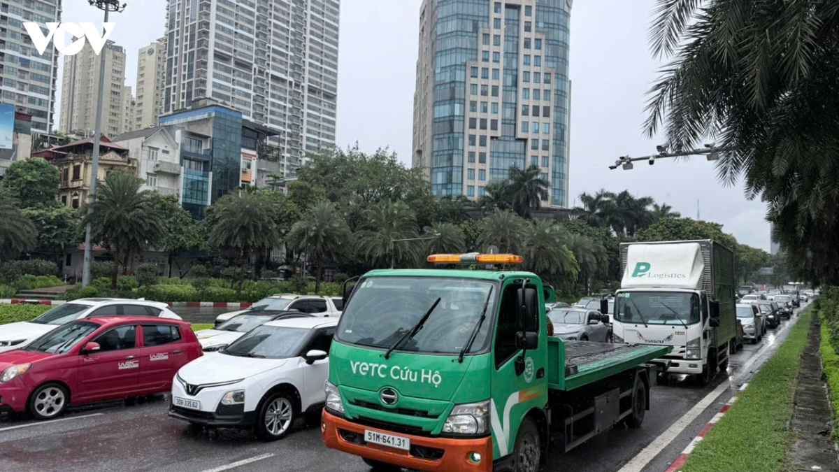 nhieu tuyen duong ha noi bi un tac do mua lon dung gio cao diem sang hinh anh 3
