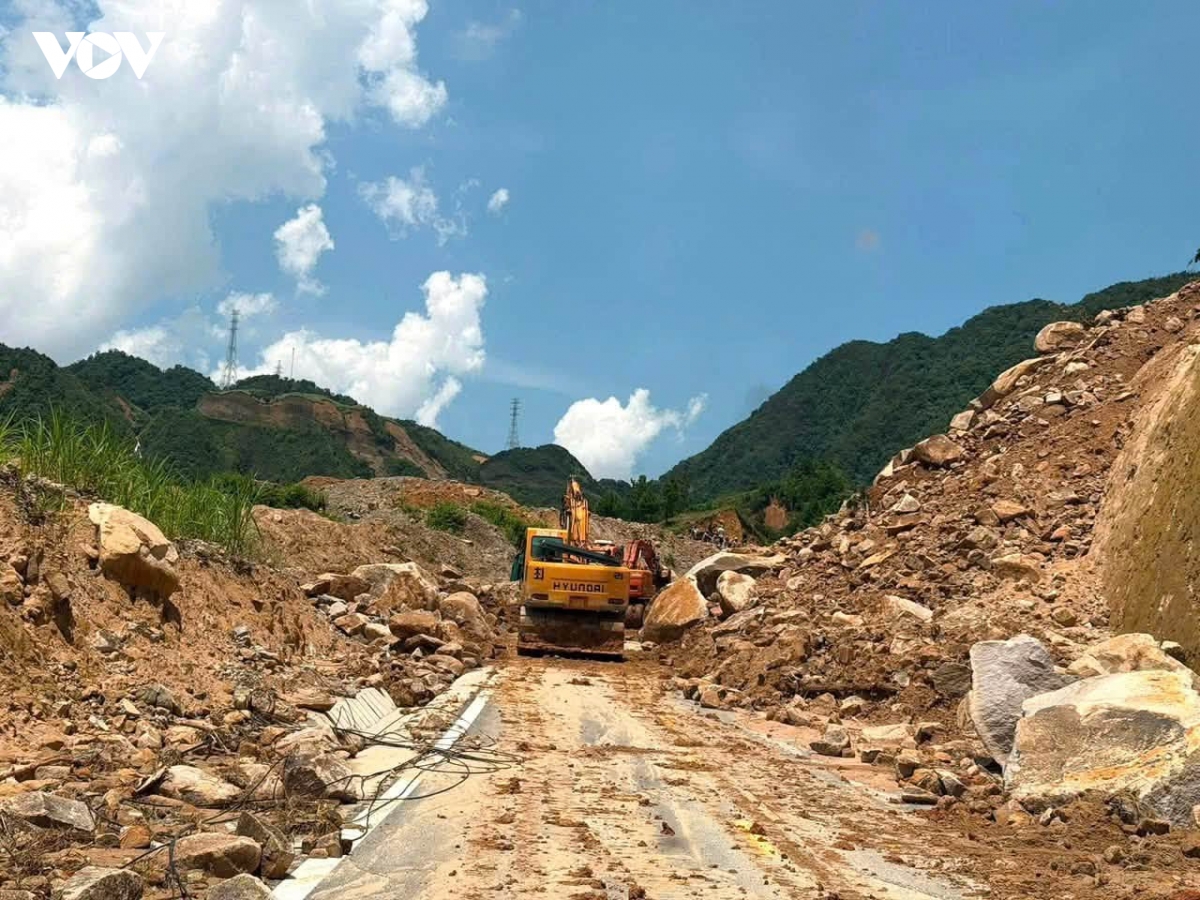 Thông tuyến kỹ thuật từ đỉnh đèo Khau Co đến ngã ba đội 9, xã Mường Than