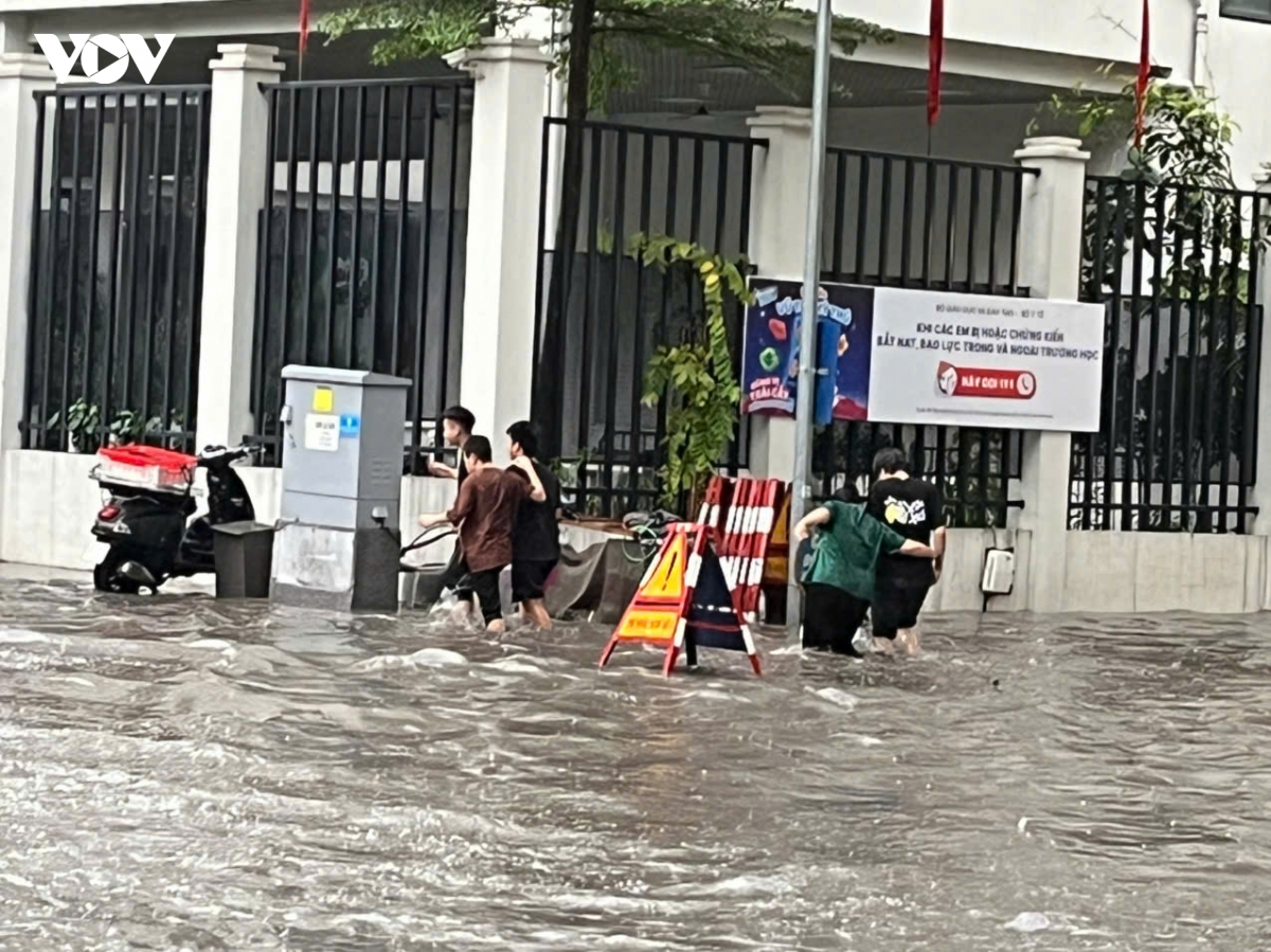 Mưa lớn, phố ngập khiến người dân vất vả di chuyển giờ tan tầm ở Hà Nội