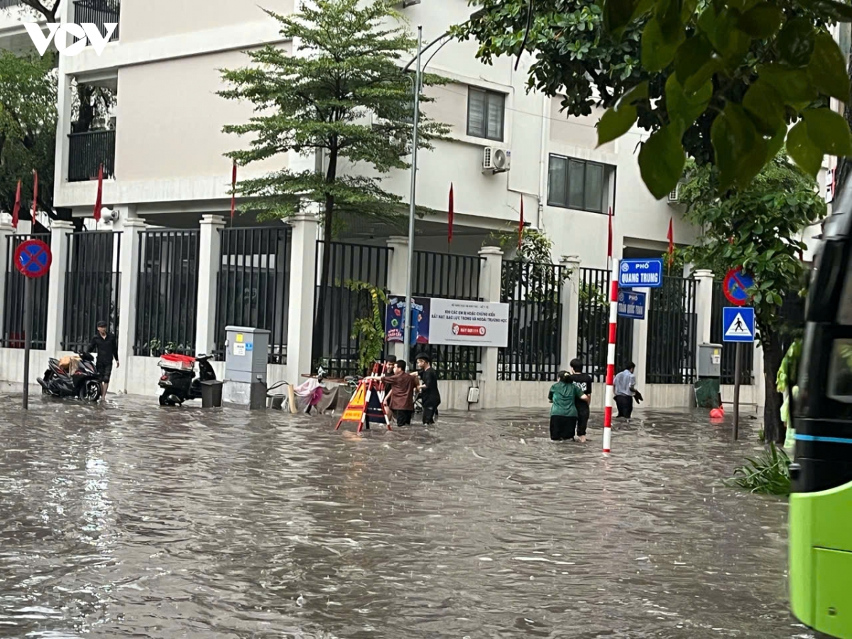 mua lon tren dien rong, nhieu tuyen pho ha noi ngap cuc bo, giao thong un tac keo dai hinh anh 2