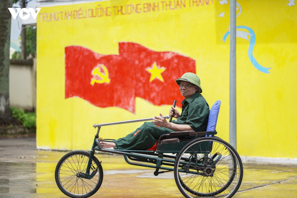  Don vi dac biet - noi nhung nguoi linh tiep tuc hanh quan bang chiec xe ba banh hinh anh 13
