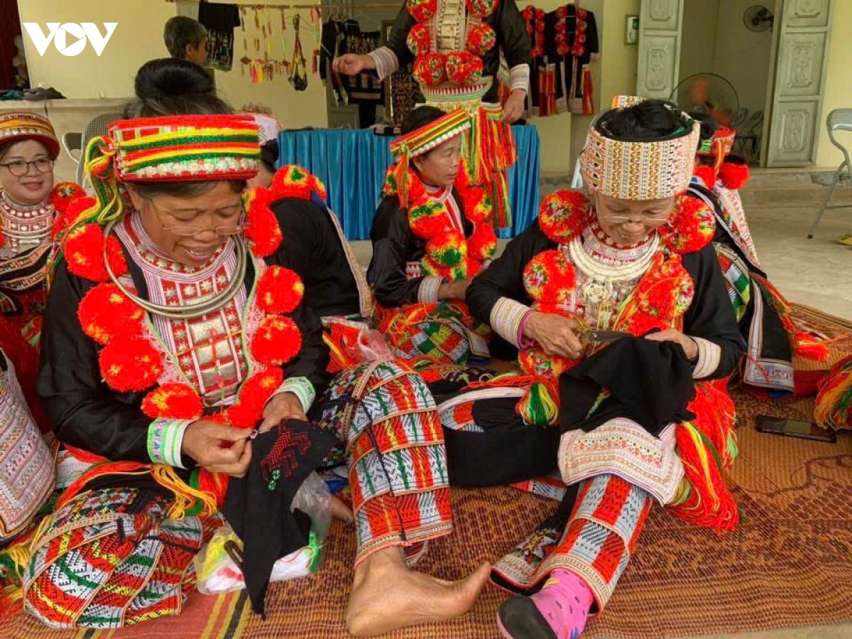 gin giu nghe theu truyen thong o ban dao yen thinh, tinh thai nguyen hinh anh 2