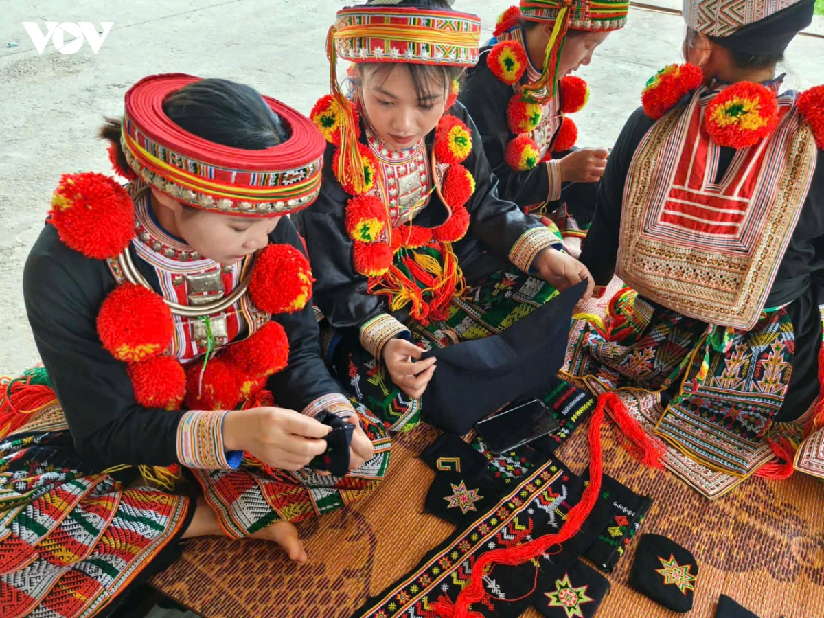 gin giu nghe theu truyen thong o ban dao yen thinh, tinh thai nguyen hinh anh 4