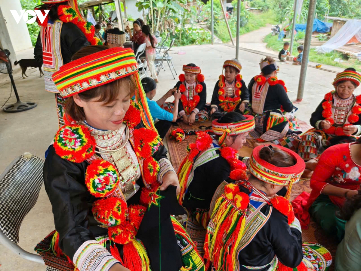 gin giu nghe theu truyen thong o ban dao yen thinh, tinh thai nguyen hinh anh 5