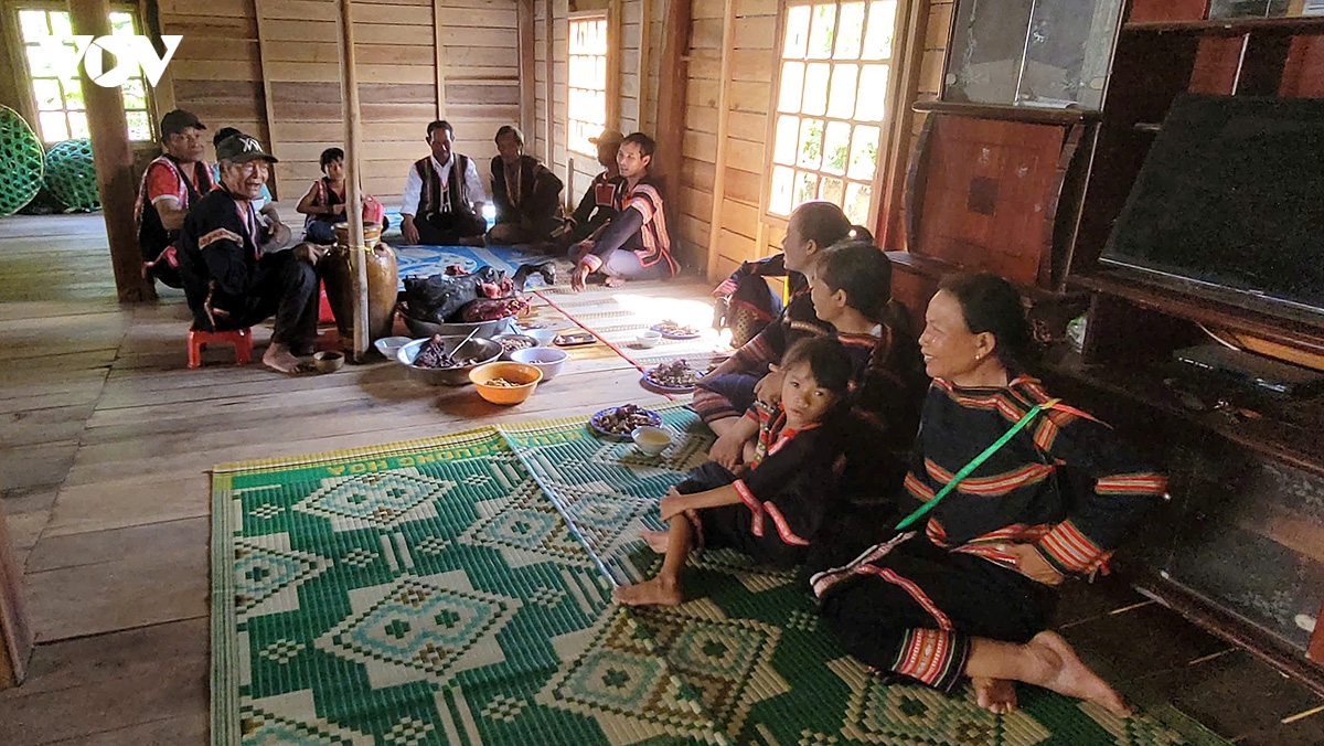 le bao hieu cua nguoi jarai o gia lai cam on cha me khong chi noi bang loi hinh anh 1