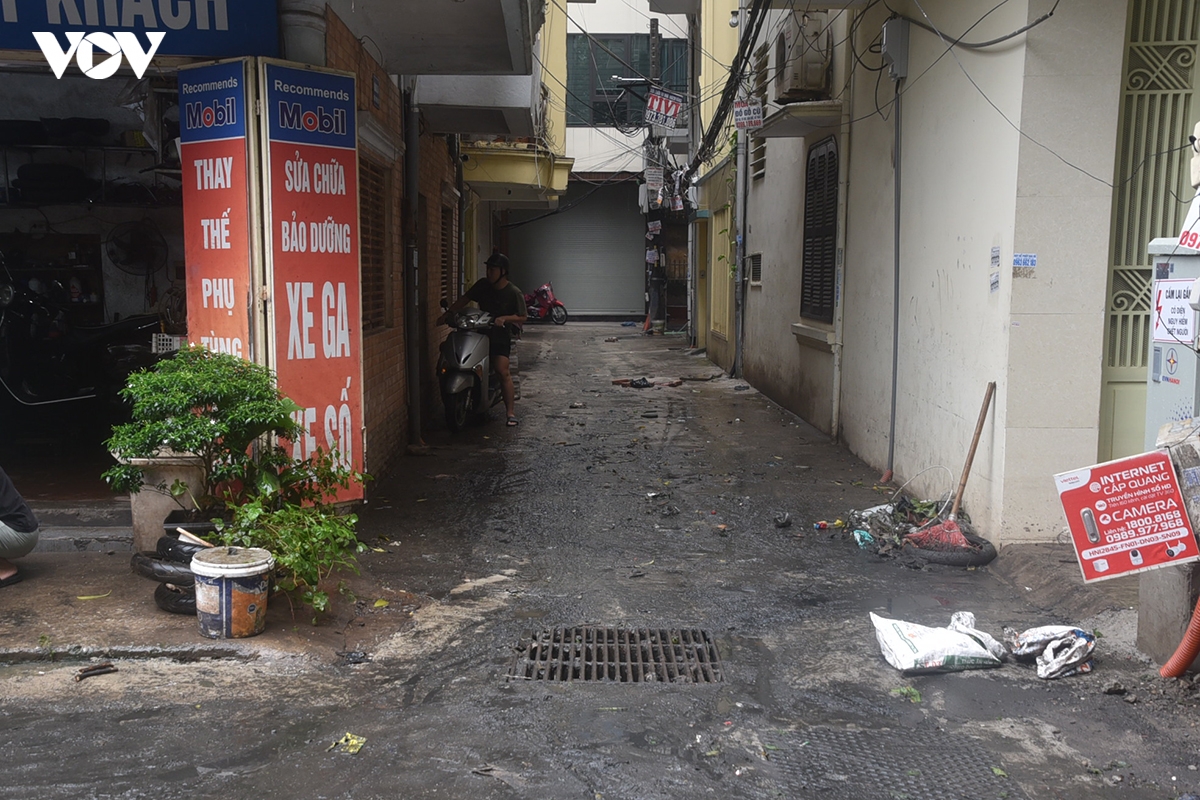 can canh ngo 42 giang van minh sau mua, nguoi dan xach ung loi nuoc vao nha hinh anh 16