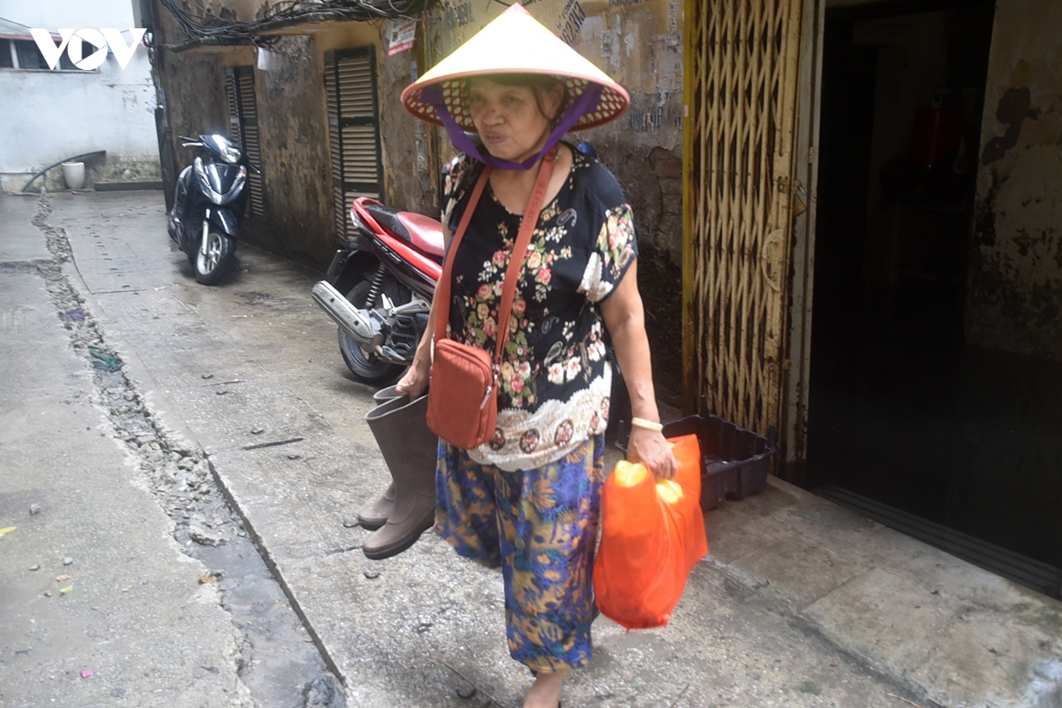 can canh ngo 42 giang van minh sau mua, nguoi dan xach ung loi nuoc vao nha hinh anh 15