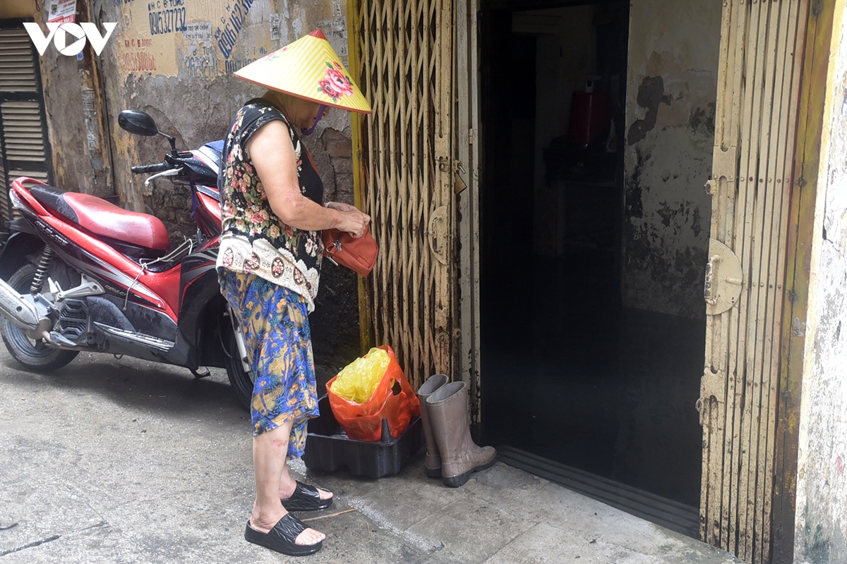 can canh ngo 42 giang van minh sau mua, nguoi dan xach ung loi nuoc vao nha hinh anh 4
