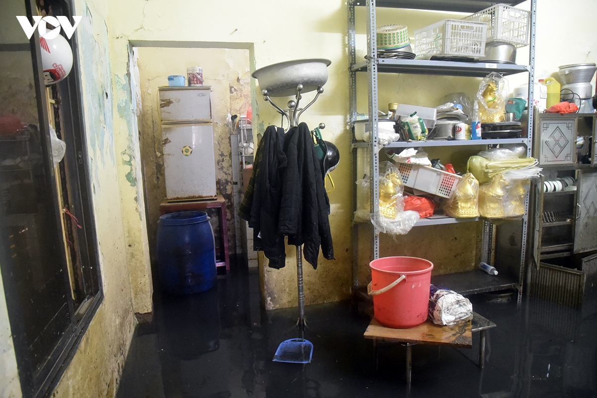 can canh ngo 42 giang van minh sau mua, nguoi dan xach ung loi nuoc vao nha hinh anh 7