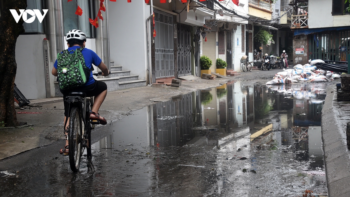 Cận cảnh ngõ 42 Giang Văn Minh sau mưa, người dân xách ủng lội nước vào nhà