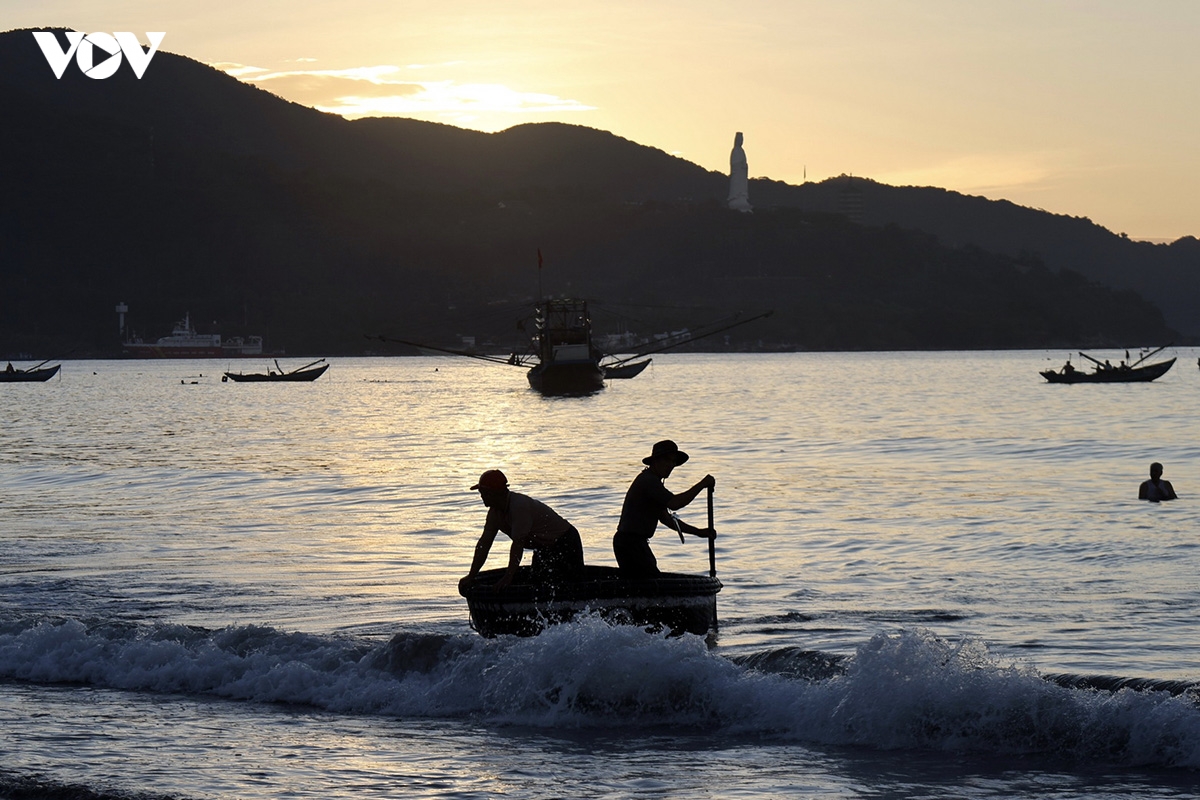 trai nghiem Don nhip cho ca binh minh tai bai bien man thai, Da nang hinh anh 2