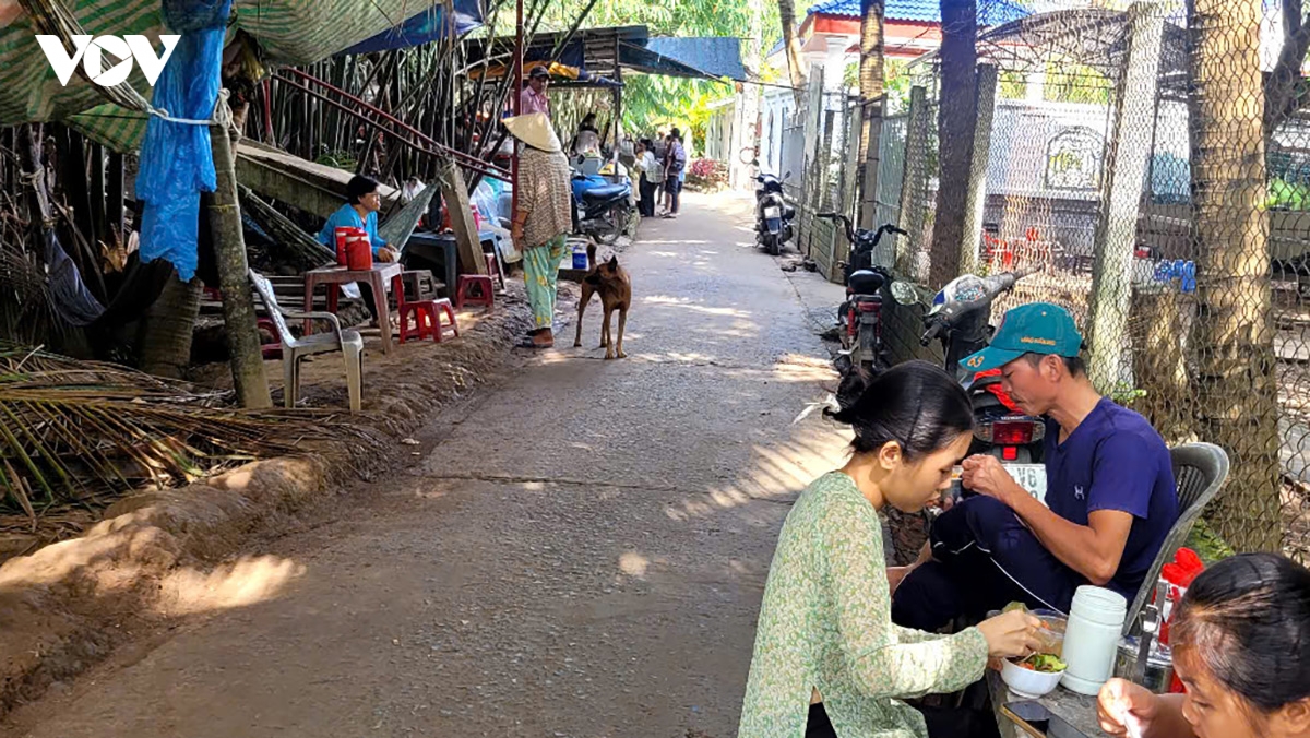 Dong thap nguoi lam du lich con thoi son van chat vat muu sinh hinh anh 4
